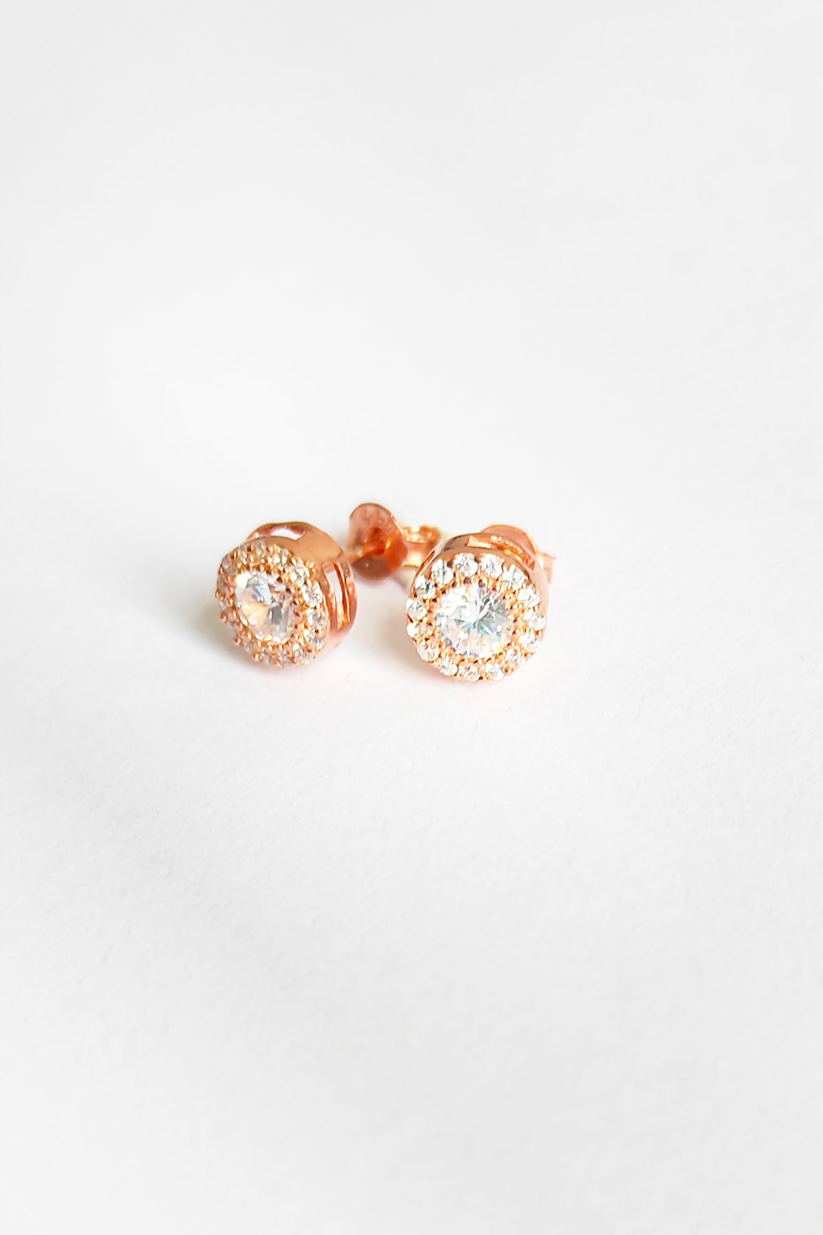Beyaz Zirkon Taşlı Gümüş Küpe – Şık ve Günlük Kullanım RHODIUM-Rose