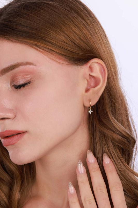 Sallantılı Gümüş Papatya Charm Küpe - Gold Renk