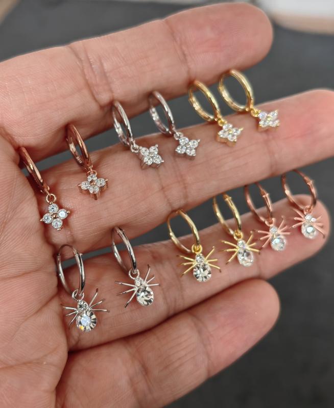 Sallantılı Örümcek Motifli Beyaz Taşlı Gümüş Küpe - Gold Renk